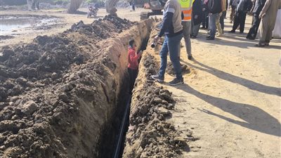 رئيس مدينة كفر الدوار يتابع تركيب خط مياه بقرية صيرة