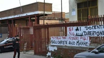 اعتقال معلمة في نابولي بتهمة الاعتداء الجنسي بعد تعرضها للضرب من قبل أولياء الأمور