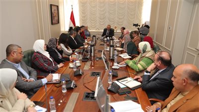 وزير العمل يناقش خطة عمل 