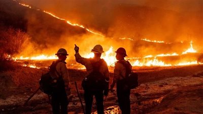 لوس أنجلوس تستعد لمواجهة عودة الرياح القوية وسط تفاقم حرائق الغابات.. فيديو