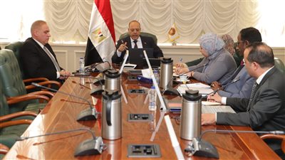 وزير العمل يناقش 