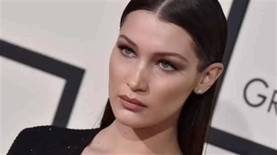 بعد احتراق منزلها بكاليفورنيا .. بيلا حديد تواسي والدتها في عيد ميلادها