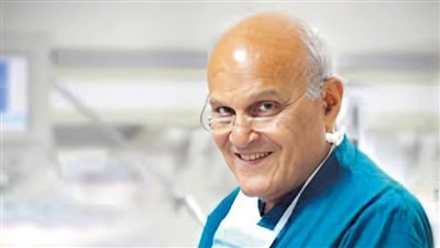 وزير الطيران يُطلق اسم مجدي يعقوب على صالة كبار الزوار بمطار أسوان