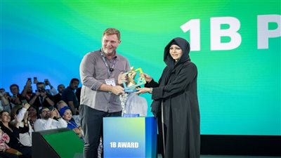 دبي.. بريطاني يفوز بأكبر جائزة لصناع المحتوى في العالم وقدرها مليون دولار