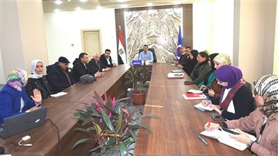 محافظ السويس يناقش المقترحات المتعلقة بتطوير الهوية البصرية