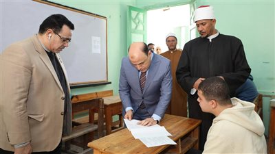 محافظ كفر الشيخ يتابع سير امتحانات النقل للإعدادية الأزهرية