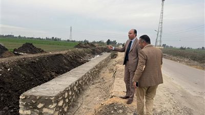 رئيس إيتاي البارود يتابع تبطين وتحجير ترعة كفر الحناوي