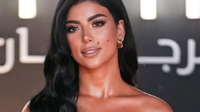 كاروليتن عزمي تطل بالأسود ومتابع: كيم كارداشيان الغلابة 