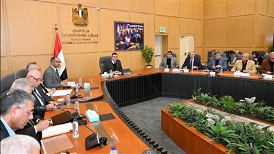 وزير الإسكان يتابع موقف مشروعات مياه الشرب والصرف الصحي بالمحافظات 