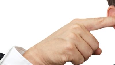 في دقيقتين فقط.. طبيب يوضح حيلة بسيطة لتخفيف انسداد الأذن 