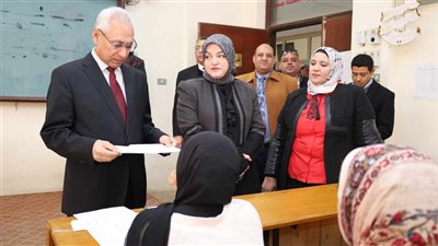 رئيس جامعة المنيا يتفقد سير الإمتحانات في 5 كليات
