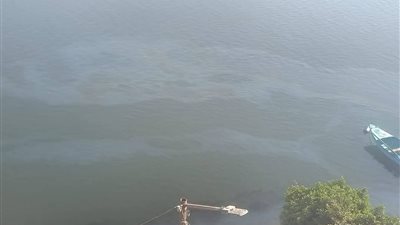 صور| مياه الأقصر: تفتيت بقعة الزيت بالنيل في إسنا وعودة العمل بالمحطة