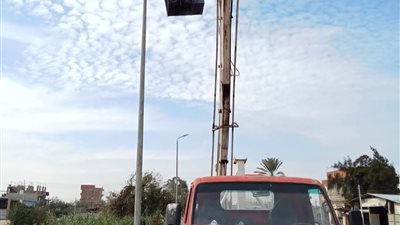 صيانة كشافات الإنارة ومراجعة الاعمدة المتهالكة بالبحيرة