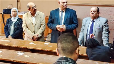نائب رئيس جامعةالفيوم يـتــفَقَّدُ امتحاناتِ الدراسات العليا بكلية الخدمة الاجتماعيَّة