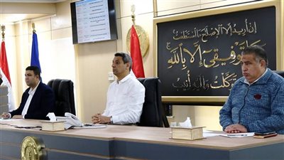 محافظ السويس يبحث مشاكل السائقين وملفات التقنين والتصالح في مخالفات البناء   