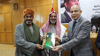 محافظ المنيا يسلم 150 عقدًا لتقنين أراضي أملاك الدولة