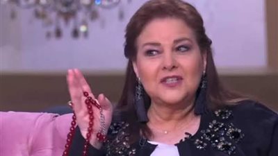 في ذكرى ميلادها.. سبب ظهور دلال عبدالعزيز بالسبحة الحمراء في كل البرامج (صور)