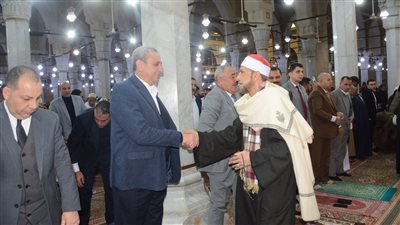 محافظ الغربية بعد صلاة الجمعة بمسجد البدوي يستمع لشكاوى المواطنين