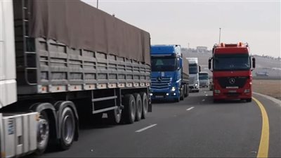 لحظة دخول أكبر قافلة مساعدات إلى غزة.. شاهد
