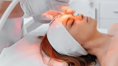 العلاج بالضوء الأحمر: فوائد واستخدامات محتملة لصحة البشرة والجسم