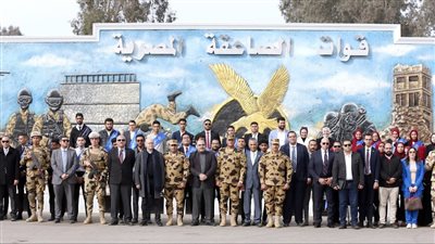 القوات المسلحة تنظم زيارة لوفد من الإعلاميين وطلبة الجامعات لقيادة قوات الصاعقة