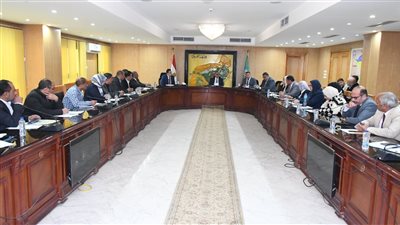محافظ الفيوم يتابع معدلات الأداء بملفات تقنين أملاك الدولة والتصالح