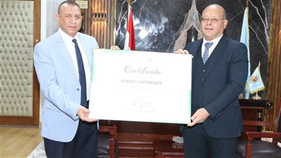 رئيس جامعة سوهاج يتسلم شهادة المركز الأول مصرياً وأفريقياً فى التصنيف الدولى 