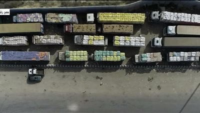 لقطات جوية لاصطفاف شاحنات المساعدات أمام معبر رفح لدخول غزة.. صور