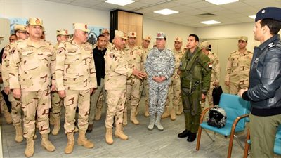 وزير الدفاع يتفقد إحدى القواعد الجوية.. فيديو