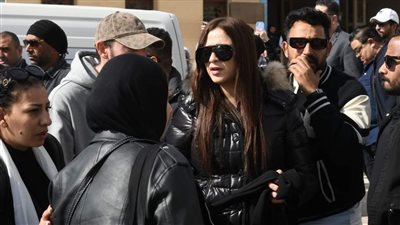 جنازة والد ياسمين عبدالعزيز بحضور نجوم الفن.. صور 