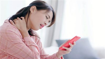 أخطاء استخدام المحمول تسبب آلام الرقبة 