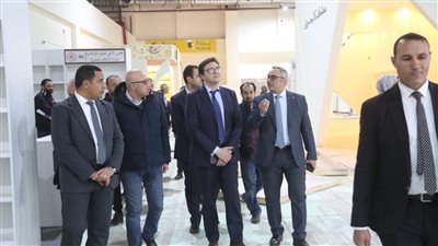 قبيل افتتاحه.. وزير الثقافة يتفقد قاعات معرض القاهرة للكتاب في دورته الـ56