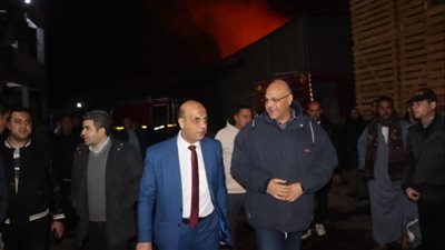محافظ القليوبية ينتقل إلي موقع  حريق ثلاجة الخضار والفاكهة بالقناطر الخيرية 