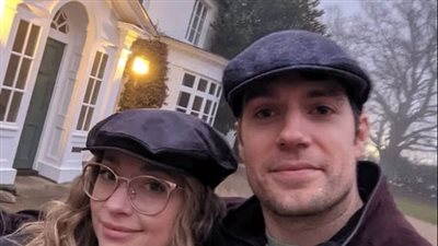 بطل سبايدر مان هنري كافيل يستقبل مولوده الأول (صور)