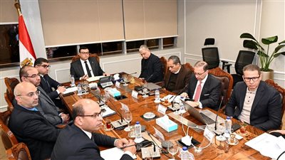 وزير الإسكان يجتمع بشركة 