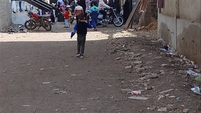 طلاب الإعدادية بدكرنس يتسلقون الأسوار للحصول على الإجابات من الأهالي