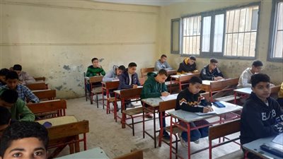 طلاب إعدادية البحيرة يؤدون امتحان الدراسات والهندسة