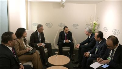 رئيس الوزراء يلتقي ممثلى شركة 