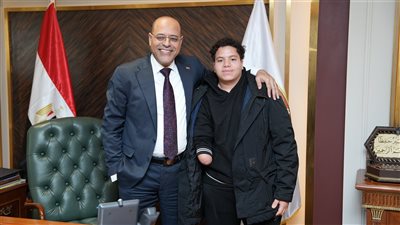 وزير العمل يستقبل مواطن في مكتبه.. ويوجه بتعويض وتوفير فرصة عمل 