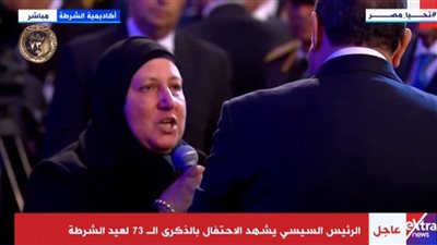 والدة الشهيد النقيب عمر القاضي تهدي الرئيس السيسي 