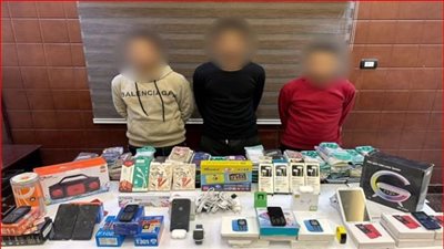 القبض على 3 عاطلين متهمين بسرقة محل هواتف بالمنيا
