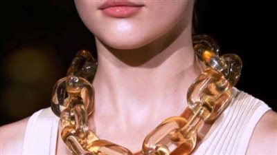 أضرار ارتداء الإكسسوارات الثقيلة على الصحة