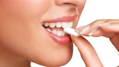 أضرار تناول العلكة يوميًا وتأثيرها على الصحة