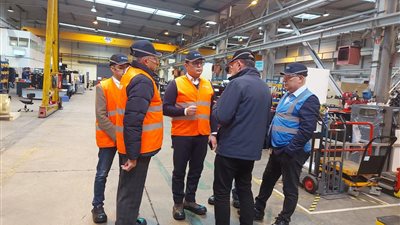 وزير الإسكان يزور مصنع شركة 