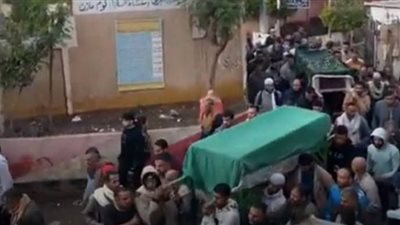 تشييع جثامين أب وابنته بعد مصرعهم في انقلاب سيارة بمركز الشهداء 