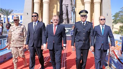 نائب محافظ الأقصر يضع أكليل الزهور على النصب التذكارى أحتفالاً بعيد الشرطة