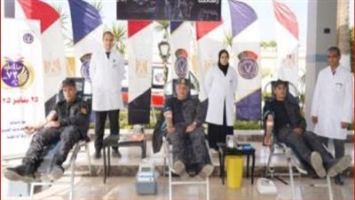 احتفال من نوع خاص.. رجال الشرطة يتبرعون بالدماء في عيدهم الـ 73
