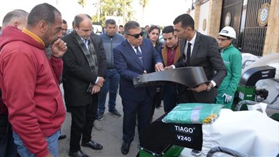 محافظ الدقهلية يشهد توزيع مكنسيات وحاويات معدنية لجمع القمامة