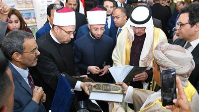 وزير الأوقاف يتفقد جناح المجلس الأعلى للشئون الإسلامية بمعرض الكتاب