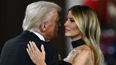 ترامب يحتفل بعيد زواجه من ميلانيا ويغازلها بنشر صورها القديمة.. شاهد